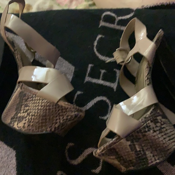 JS BY JESSICA SIMPSON SIZE 8.5 PLATFORM HERL HIGH WITH PATENT STAPS SNAKE EMBOSS - Picture 4 of 16